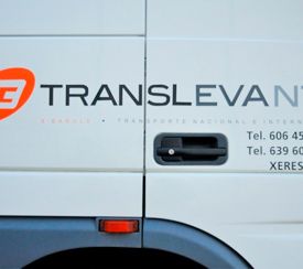Transportes Levante y Bañuls S.L. camión con publicidad de la empresa